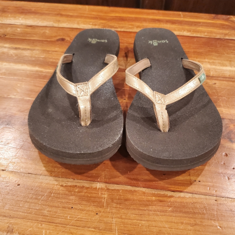Sanuk gold & brown flip flops sz 7